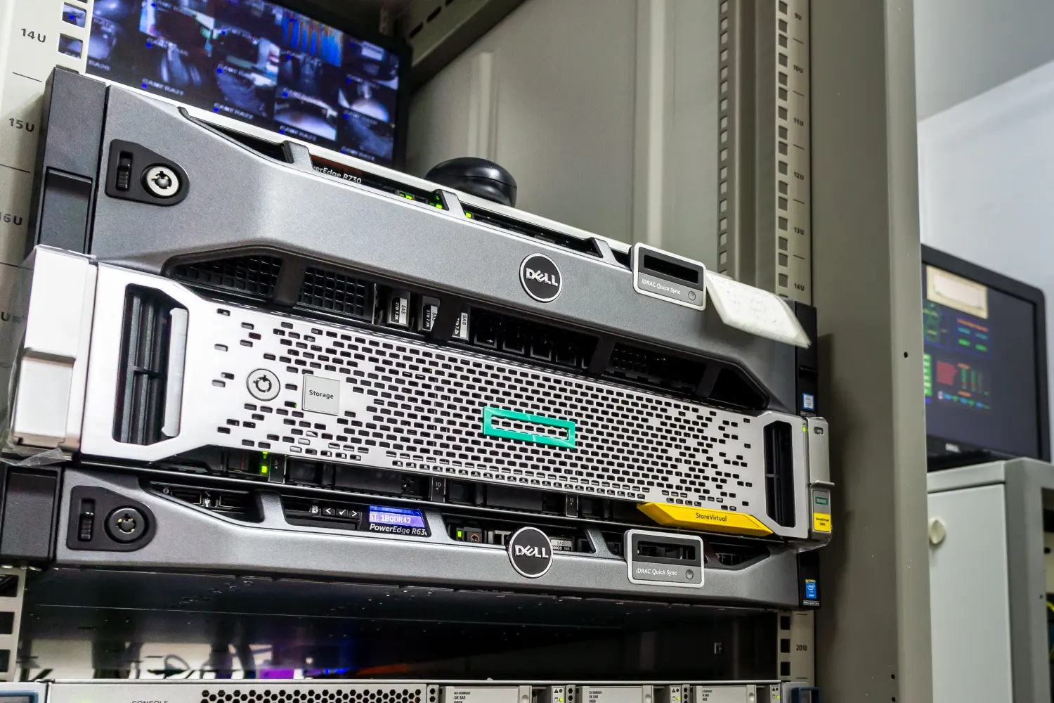 Serveurs en rack dans une salle technique